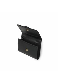 Portefeuille en cuir noir avec un fermoir à pression, présentant une texture lisse, des fentes pour cartes à l'intérieur et un logo embossé sur le devant.