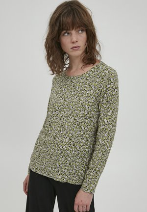 Langärmliges Shirt aus grünem Stoff mit floralem Muster aus weißen Blumen. Rundhalsausschnitt, lockere Passform und weiche Textur.