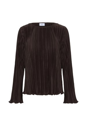 Blusa de manga larga marrón oscuro con pliegues verticales, cuello redondo y puños ligeramente acampanados, exhibida sobre un fondo blanco.