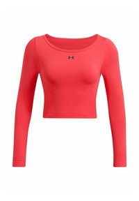 Červený dlouhý crop top z elastické tkaniny. Má kulatý výstřih a malý námořnicky modrý logo na hrudi. Přiléhavý střih.