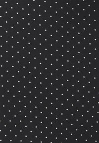 Tela negra con una superficie texturizada que presenta un patrón de pequeños puntos blancos, uniformemente espaciados. Los puntos son de tamaño uniforme, creando un diseño ordenado.