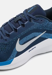 Nike Performance AIR WINFLO 11 - Chaussures de running sur route - midnight navy/white/star blue/dark obsidian/volt/black