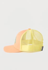 Καπέλο με μπροστινή πάνελ ροδάκινο και κίτρινο πλέγμα στο πίσω μέρος, με μικρό λογότυπο της Patagonia στη μία πλευρά.