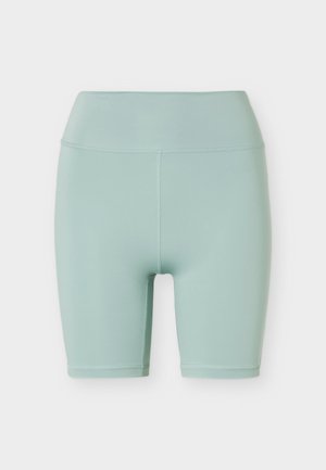 Φωτεινά πράσινα, γυναικεία ποδηλατικά σορτς με ψηλή μέση, λεία υφή και ορατή ραφή σε απλό φόντο.