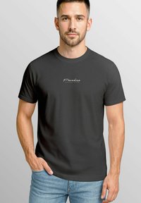 Dunkelgraues Baumwoll-T-Shirt mit einem weißen, geschwungenen "Paradise Neverless"-Logo auf der Brust und einem klassischen Rundhalsausschnitt.
