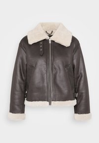 Giacca cropped in pelle marrone con colletto e rifiniture in finta pelliccia color crema; presenta una zip frontale e due tasche laterali.