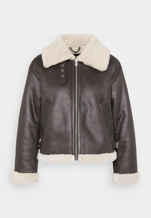 Brun lær cropped jakke med en kremfarget faux shearling krage og kant; har glidelås foran og to lommer på sidene.