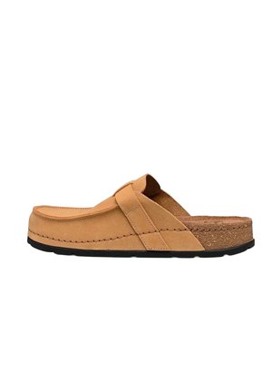 Zoccolo slip-on in camoscio color cuoio con sottopiede in sughero e suola in gomma nera, con cuciture visibili e dettaglio cinturino sulla parte superiore.