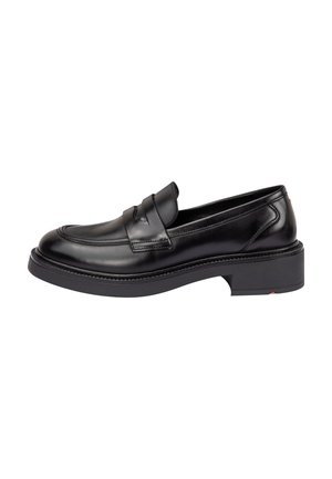 Mocassins noirs en cuir avec une finition lisse, un dessus de style mocassin et une semelle épaisse et texturée. Présente une sangle décorative sur le cou-de-pied.