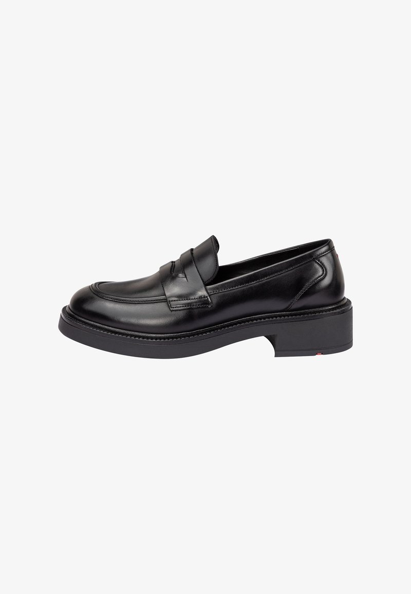 Mocassins noirs en cuir avec une finition lisse, un dessus de style mocassin et une semelle épaisse et texturée. Présente une sangle décorative sur le cou-de-pied.