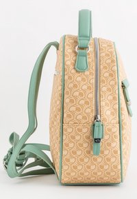 Pomarańczowo-beżowa torba z geometrycznym wzorem, miętowymi akcentami, zamkami błyskawicznymi i solidnym uchwytem. Regulowany pasek umożliwiający noszenie na ukos.