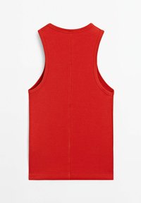 Rød ribbet tank top med lige afslutning, ærmeløs design og brede skuldre. Har en central søm på ryggen.