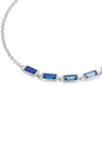 Collar de cadena de plata que presenta cuatro piedras preciosas rectangulares azules en diferentes tonalidades, alternando entre azul oscuro y azul claro.