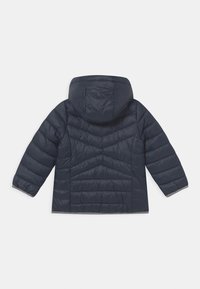 Veste matelassée bleu foncé avec capuche, motif à chevrons et manches longues, présentée de dos sur un fond blanc.