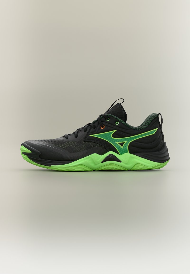 Αθλητικό παπούτσι σε μαύρο και νέον πράσινο χρώμα με υφή στη σόλα, κορδόνια και ένα στυλιζαρισμένο λογότυπο στο πλάι, εμφάνιση σε προφίλ.