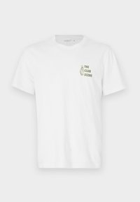 Hvid bomuld t-shirt med teksten "THE CLUB SCENE" i grøn, placeret på venstre brystområde med en simpel rund halsudskæring.