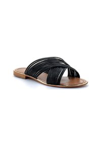 Sandales noires à talon plat avec des brides tressées à finition texturée, une semelle plate et une semelle intérieure marron avec des éléments de design minimalistes.