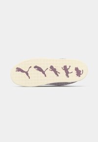 Suola di scarpa con una superficie strutturata di un bianco sporco, caratterizzata da silhouette di animali viola in varie pose. Contorno liscio con dettaglio di presa decorato.
