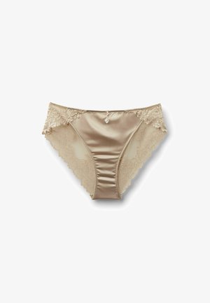 Beige satijnen en kanten damesbikini ondergoed met zijden van bloemenkant en een kleine decoratieve steen in het midden van de tailleband.