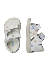 Witte sandalen met bootpatronen in blauw, grijs en goud. Beschikt over twee verstelbare klittenbandstraps en een rubberen zool voor grip.