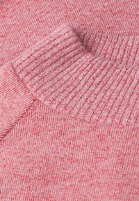 Strickpullover in Hellrosa mit strukturiertem Muster, ausgestattet mit einem gerippten Kragen und Saum. Der Stoff ist weich und leicht gesprenkelt.