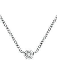 Collar de cadena de plata con un colgante de piedra clara redonda, que presenta un engaste de garras, mostrando una textura pulida y suave.