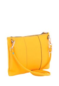 Borsa a tracolla gialla in pelle con tracolla regolabile, chiusura con cerniera e dettagli di cucitura verticale discreti.