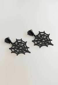 Orecchini a forma di ragnatela nera con un design intricato, impreziositi da accenti di strass e una parte inferiore a forma di goccia. Realizzati in metallo con una finitura lucida.