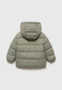 Lapsen oliivinvihreä puffatakki, jossa on huppu, elastiset hihansuut ja vaakasuora tikkaukset, näkyy takaa yksinkertaisella taustalla.