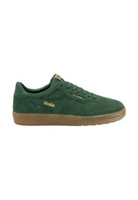 Sneakers in camoscio verde con suole in gomma naturale, presentano una tomaia testurizzata, un design con lacci e il marchio Gola in oro sul lato.