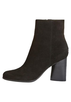 Schwarze Wildleder-Ankle-Boots mit runder Zehenpartie, hohem Blockabsatz und minimalen Steppnähten. Glatte Textur und schlanke Silhouette.