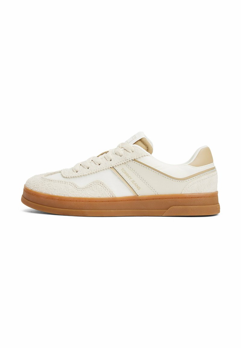 Sneaker beige con tomaia in suede e sintetico, caratterizzate da una punta perforata, chiusura con lacci piatti e suola in gomma testurizzata.