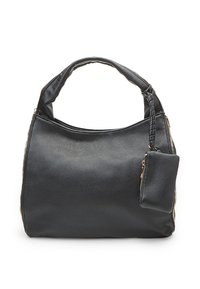 Borsa a tracolla in pelle nera con una texture liscia, forma arrotondata, manico intrecciato e una piccola tasca con zip attaccata. Accenti in hardware dorato.