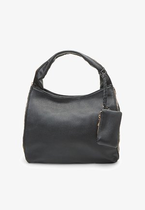 Schwarze Lederhandtasche mit glatter Textur, runder Form, geflochtenem Griff und einem kleinen Reißverschlussbeutel, der angebracht ist. Akzente aus Goldmetall.