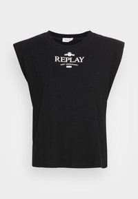 Czarna bawełniana koszulka z szerokimi, strukturalnymi ramionami. Posiada białe logo "REPLAY NOT ORDINARY" nadrukowane z przodu. Klasyczny okrągły dekolt.