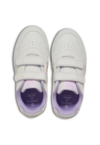 Białe sneakersy na rzepy, z jasnoliliowym wkładem i pastelowymi akcentami po bokach. Gładka skórzana tekstura, standardowy, okrągły czubek.