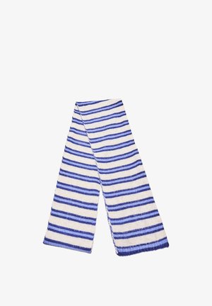 Prugasta ruta iz mehke tkanine z izmeničnimi modrimi in belimi črtami, z robom z resicami za dodatno teksturo.