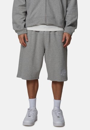Szare szorty z mieszanki bawełny z elastycznym pasem, bocznymi kieszeniami i wyhaftowanym logo na lewej nogawce. Połącz je z białymi trampkami i skarpetami.