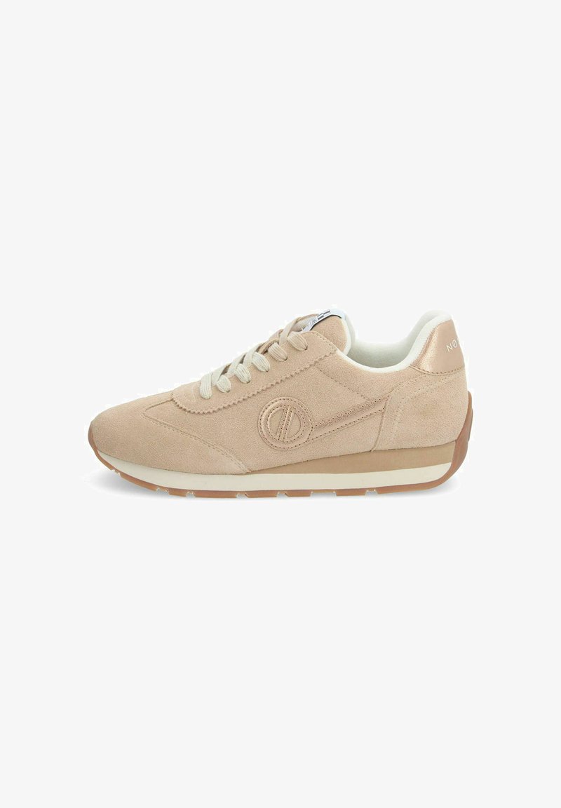 Beige Wildlederschuh mit glatter Textur, runder Spitze, cremfärbigen Schnürsenkeln und einer Gummisohle mit dezentem Logodetail an der Seite.