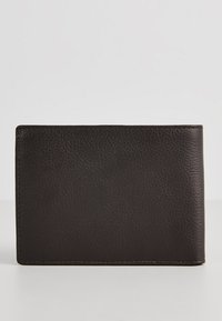 Cartera de cuero marrón con una superficie texturizada, forma rectangular y costuras visibles. Sin herrajes ni acentos visibles.
