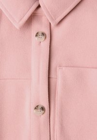 Růžová vlna košile s špičatým límcem, s přední kapsou a knoflíkem vyrobeným z materiálu světlé barvy. Měkká, strukturovaná látka.