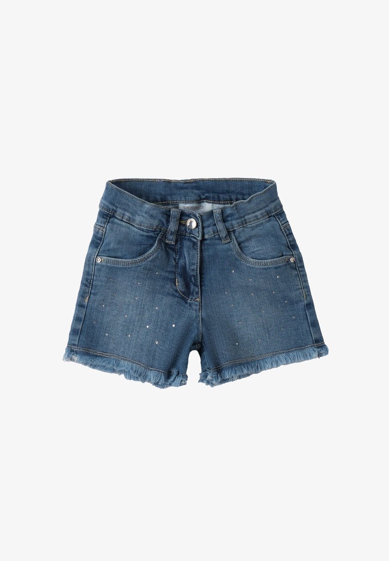 Shorts de mezclilla en azul medio, con dobladillo deshilachado y adornos de piedras brillantes en la parte delantera. Diseño estándar de cinco bolsillos y cierre de botón.