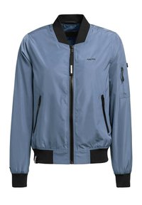 Svetlomodrá bomber bunda s čiernym rebrovaným golierom, predným zipsom, bočnými a rukávovými zipsovými vreckami a hladkou, lesklou textúrou látky.