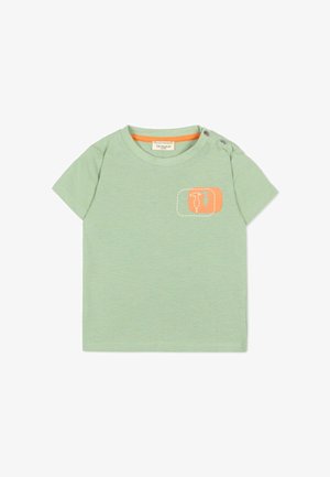 Maglietta verde chiaro a maniche corte per bambino con dettaglio arancione sul collo, due bottoni a pressione sulle spalle e una piccola toppa arancione con design di cactus e pala.