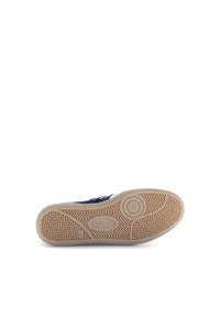 Marineblaues Sneaker mit weißen Akzenten, Obermaterial aus Synthetik und Gummisohle mit strukturiertem Fischgrätmuster. Gabor-Logo auf der Laufsohle.