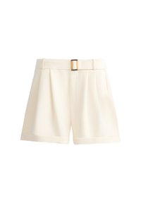 Shorts crème sur mesure avec plis devant et ceinture assortie en tissu avec boucle rectangulaire à la taille.