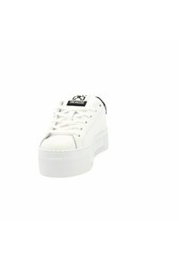 Sneaker platform bianco con tomaia sintetica liscia, punta rotonda, lacci piatti e logo nero sulla linguetta. Suola texturizzata.