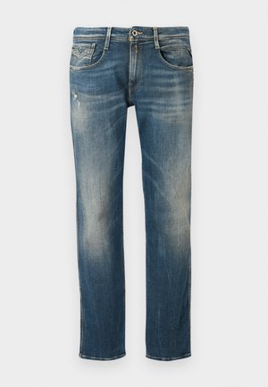 Blå denimjeans med lige ben, der har forlommer, let falmning og små slidte pletter for et afslappet look.