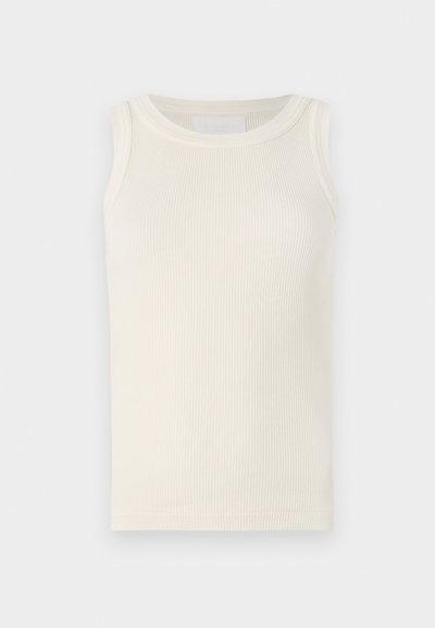 Top a costine senza maniche di colore bianco sporco. Presenta un collo rotondo e una texture sottile. Design semplice senza loghi o motivi visibili.
