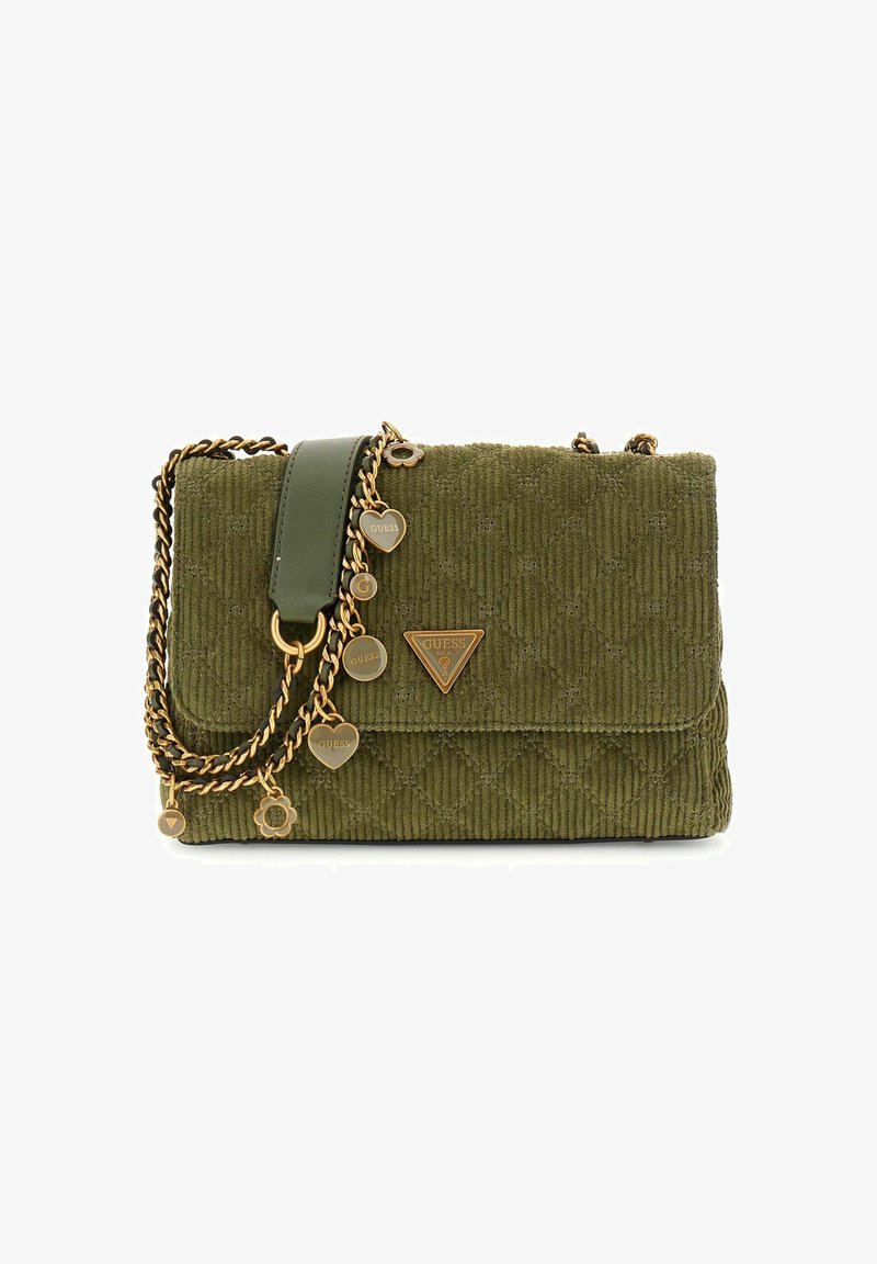 Sac en velours côtelé vert avec accents en chaîne dorée, breloques en forme de cœur et logo triangulaire. Dispose d'une texture matelassée et d'une fermeture à rabat.